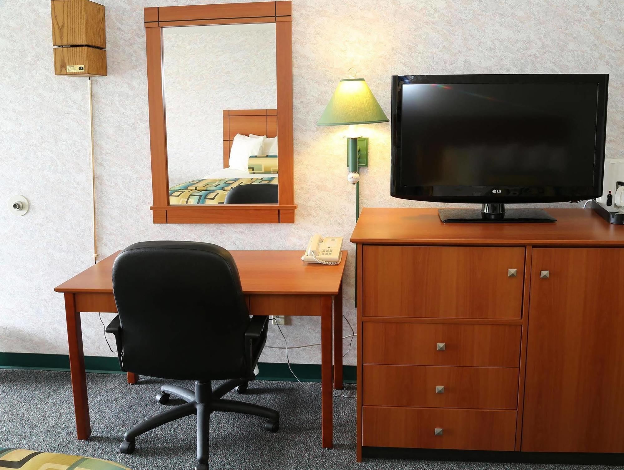 Magnuson Hotel Howell/Brighton Екстер'єр фото
